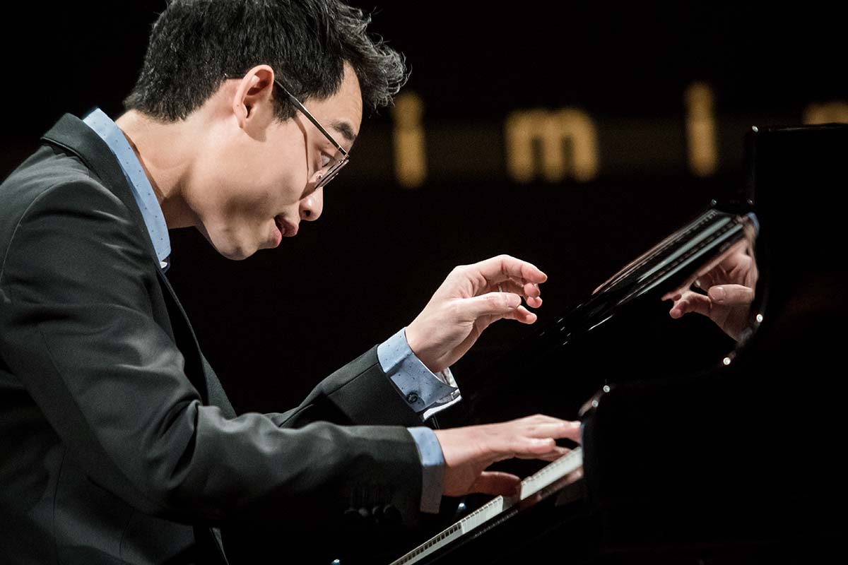 Shih-Hsien Yeh playing piano